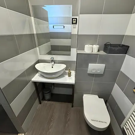 Nomad Hostel *